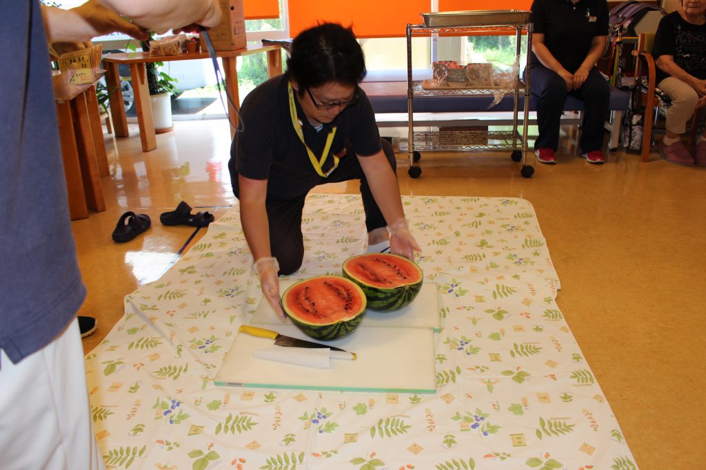 17 5kgのスイカ割り 純恵の郷 デイケア ブログ 社会福祉法人 苗場福祉会